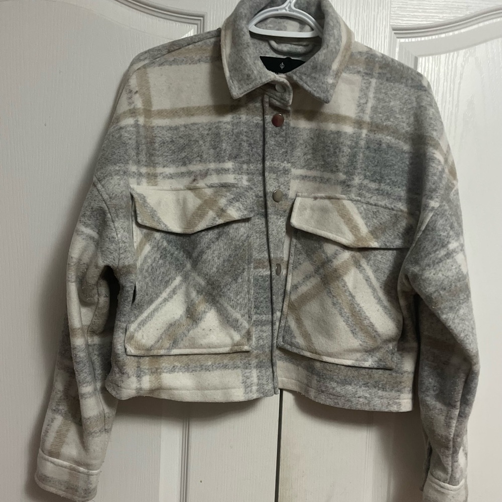 Plaid Gray/Cream/White Women's Cropped Shirt Jacket (Shacket)